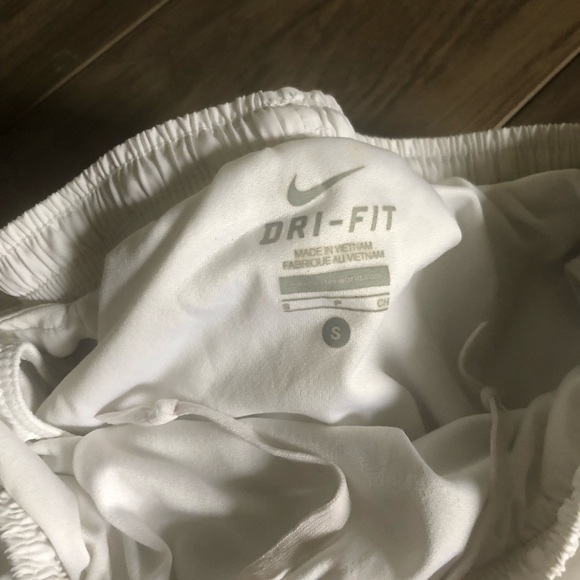 White nike running shorts - Picture 3 of 5